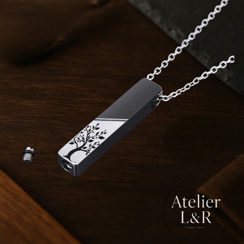 Pendentif en acier inoxydable gravé d’un arbre de vie, modèle urne avec compartiment discret, bijou Atelier L&R.