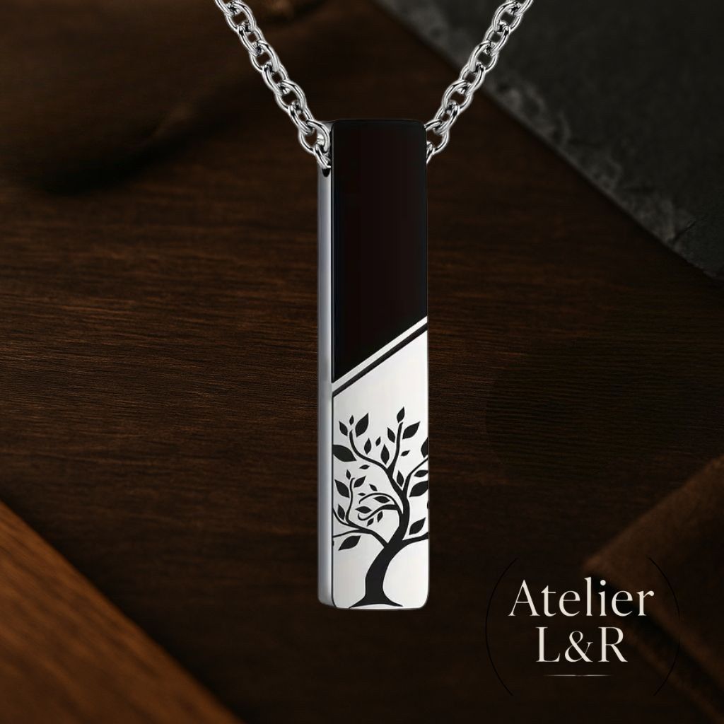 Pendentif en acier inoxydable gravé d’un arbre de vie, présenté sur fond en bois.